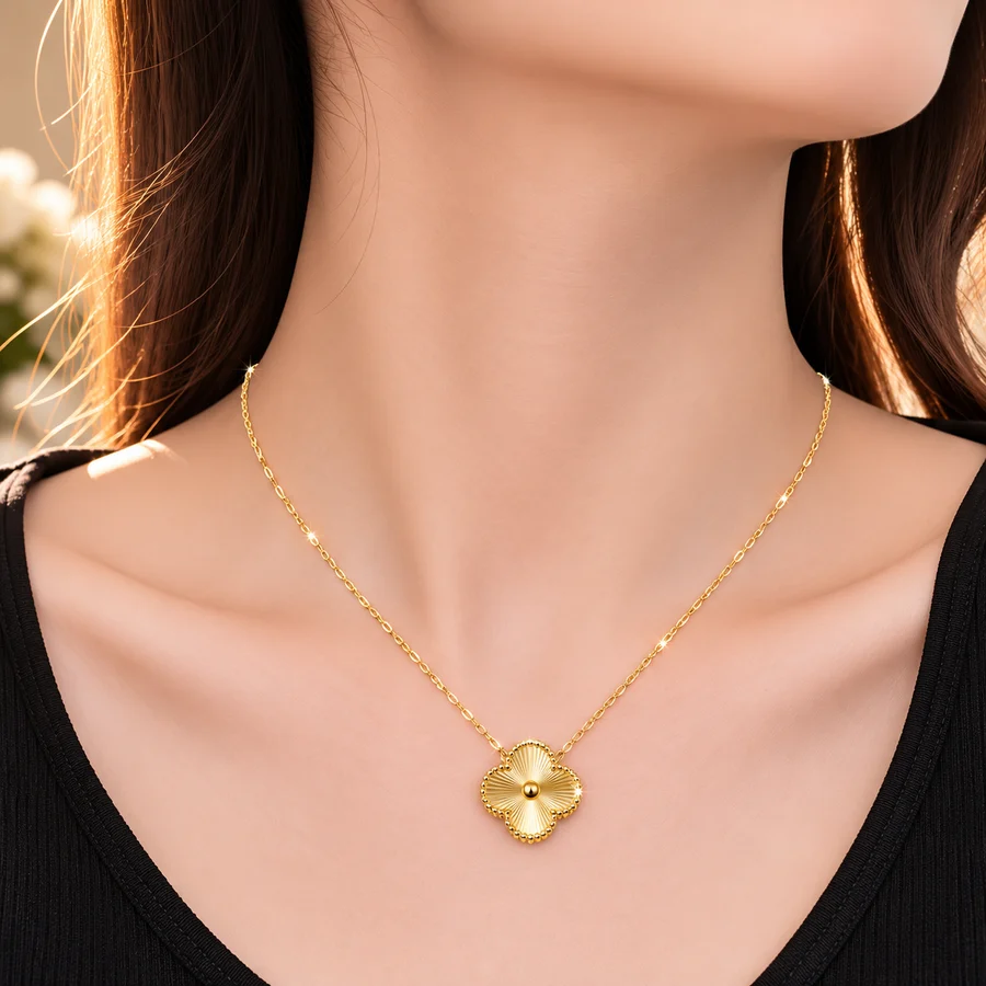 Four-Leaf Clover Gold Pendant Necklace | قلادة ذهبية بتصميم ورقة الشجر رباعية الأوراق
